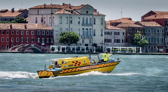 Βενετία: Σκάφος τυλίχθηκε στις φλόγες – Τραυματίστηκε ο ιδιοκτήτης