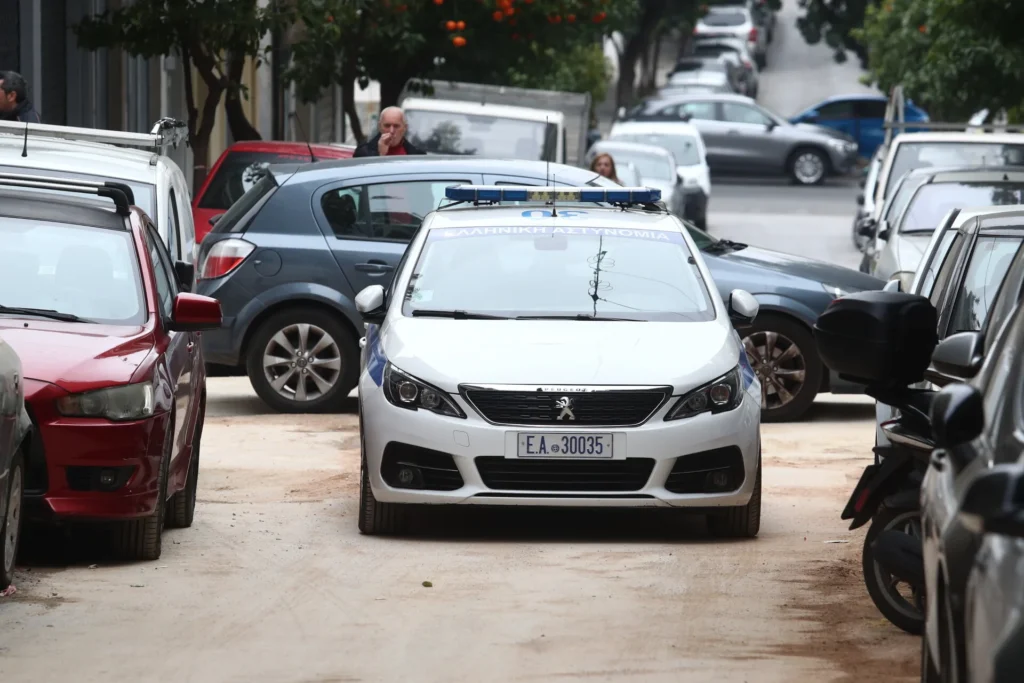 Παγκράτι: Aνθρωποκυνηγητό για τον εντοπισμό του 59χρονου που επιτέθηκε σε 22χρονη – Προσήχθη ξάδερφός του