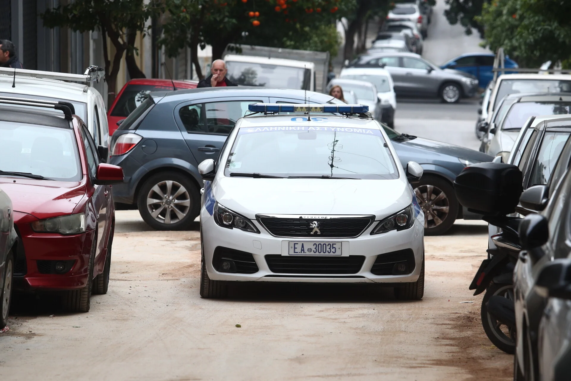 Παγκράτι: Aνθρωποκυνηγητό για τον εντοπισμό του 59χρονου που επιτέθηκε σε 22χρονη – Προσήχθη ξάδερφός του