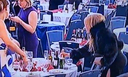 Η Ουκρανή πρέσβης στις ΗΠΑ είναι αυτή που φέρεται να έκλεψε το μπουκάλι σαμπάνια μετά τους πυροβολισμούς στο δείπνο των ανταποκριτών!