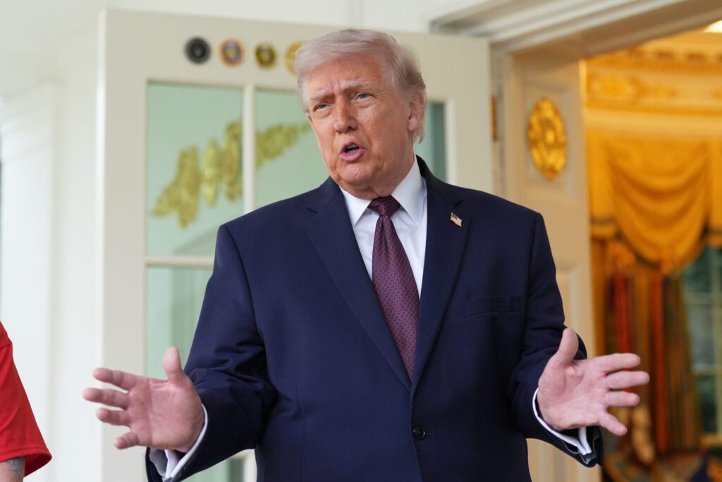 Ν.Τραμπ: «Το Ιράν μας ενημέρωσε ότι βρίσκεται σε “κατάσταση κατάρρευσης” – Θέλουν να ανοίξουν τα Στενά του Ορμούζ»!