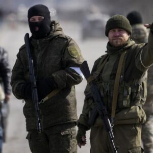 Συγκινητική στιγμή: Μαχητής της Akhmat μετέφερε το άψυχο σώμα Ρώσου στρατιώτη – Τον έδεσε στην πλάτη του (βίντεο)