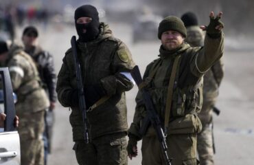 Συγκινητική στιγμή: Μαχητής της Akhmat μετέφερε το άψυχο σώμα Ρώσου στρατιώτη – Τον έδεσε στην πλάτη του (βίντεο)