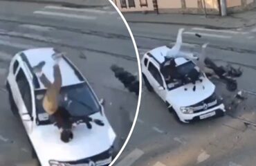 Τρομακτικό τροχαίο στη Ρωσία: Μηχανή «καρφώθηκε» σε ΙΧ και οι αναβάτες της «εκσφενδονίστηκαν» (βίντεο)