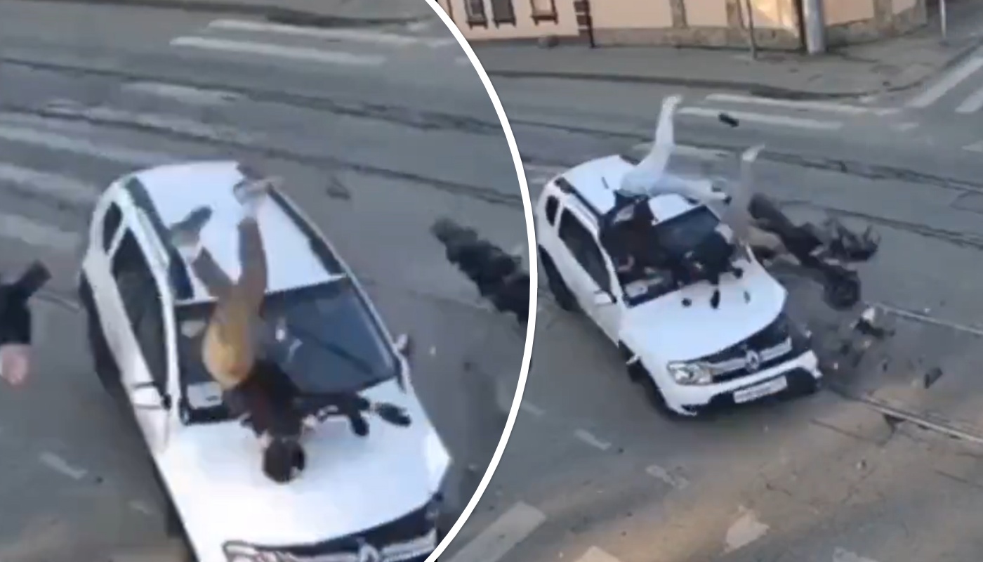 Τρομακτικό τροχαίο στη Ρωσία: Μηχανή «καρφώθηκε» σε ΙΧ και οι αναβάτες της «εκσφενδονίστηκαν» (βίντεο)