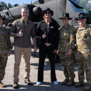 Apache πέταξαν πάνω από το σπίτι του Kid Rock: «Μπράβο» από τον Π.Χέγκσεθ και αντιδράσεις (βίντεο)