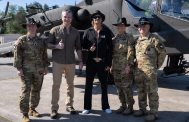 Apache πέταξαν πάνω από το σπίτι του Kid Rock: «Μπράβο» από τον Π.Χέγκσεθ και αντιδράσεις (βίντεο)