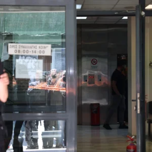 ΕΦΚΑ: Δείτε τη στιγμή που ο 89χρονος βγαίνει με την καραμπίνα από το υποκατάστημα στον Κεραμεικό (βίντεο)