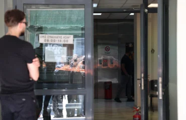 ΕΦΚΑ: Δείτε τη στιγμή που ο 89χρονος βγαίνει με την καραμπίνα από το υποκατάστημα στον Κεραμεικό (βίντεο)