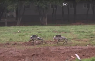 Κίνα: Ο Στρατός εκπαιδεύεται με ρομποτικά «σκυλιά» και επιθετικά drones!