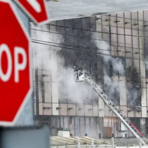 Μόσχα: Τυλίχθηκε στις φλόγες κτίριο υπό κατασκευή – 7 νεκροί και 13 τραυματίες