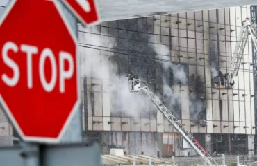 Μόσχα: Τυλίχθηκε στις φλόγες κτίριο υπό κατασκευή – 7 νεκροί και 13 τραυματίες
