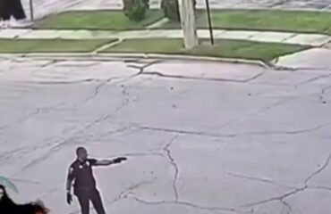 Βίντεο: Αστυνομικός στην Βαλτιμόρη πυροβολεί πολλές φορές κακοποιό που προσπαθεί να τον μαχαιρώσει και συνεχίζει να έρχεται κατά πάνω του!