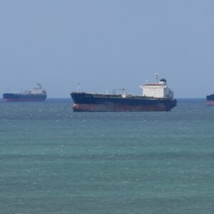 Οι ΗΠΑ μιλούν για ναυτικό αποκλεισμό του Ιράν αλλά 52 τάνκερ και εμπορικά πέρασαν τα Στενά με άδεια της Τεχεράνης