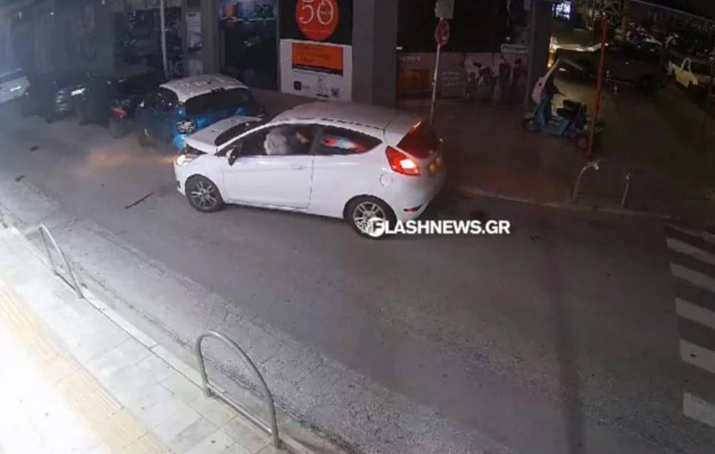 Δείτε βίντεο: Οδηγός στα Χανιά «κάρφωσε» το αυτοκίνητό του σε τρία σταθμευμένα οχήματα