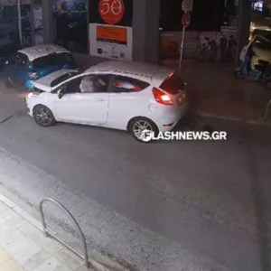 Δείτε βίντεο: Οδηγός στα Χανιά «κάρφωσε» το αυτοκίνητό του σε τρία σταθμευμένα οχήματα