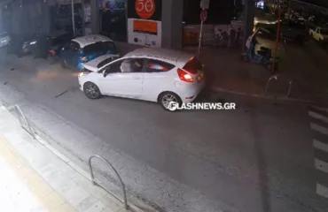 Δείτε βίντεο: Οδηγός στα Χανιά «κάρφωσε» το αυτοκίνητό του σε τρία σταθμευμένα οχήματα
