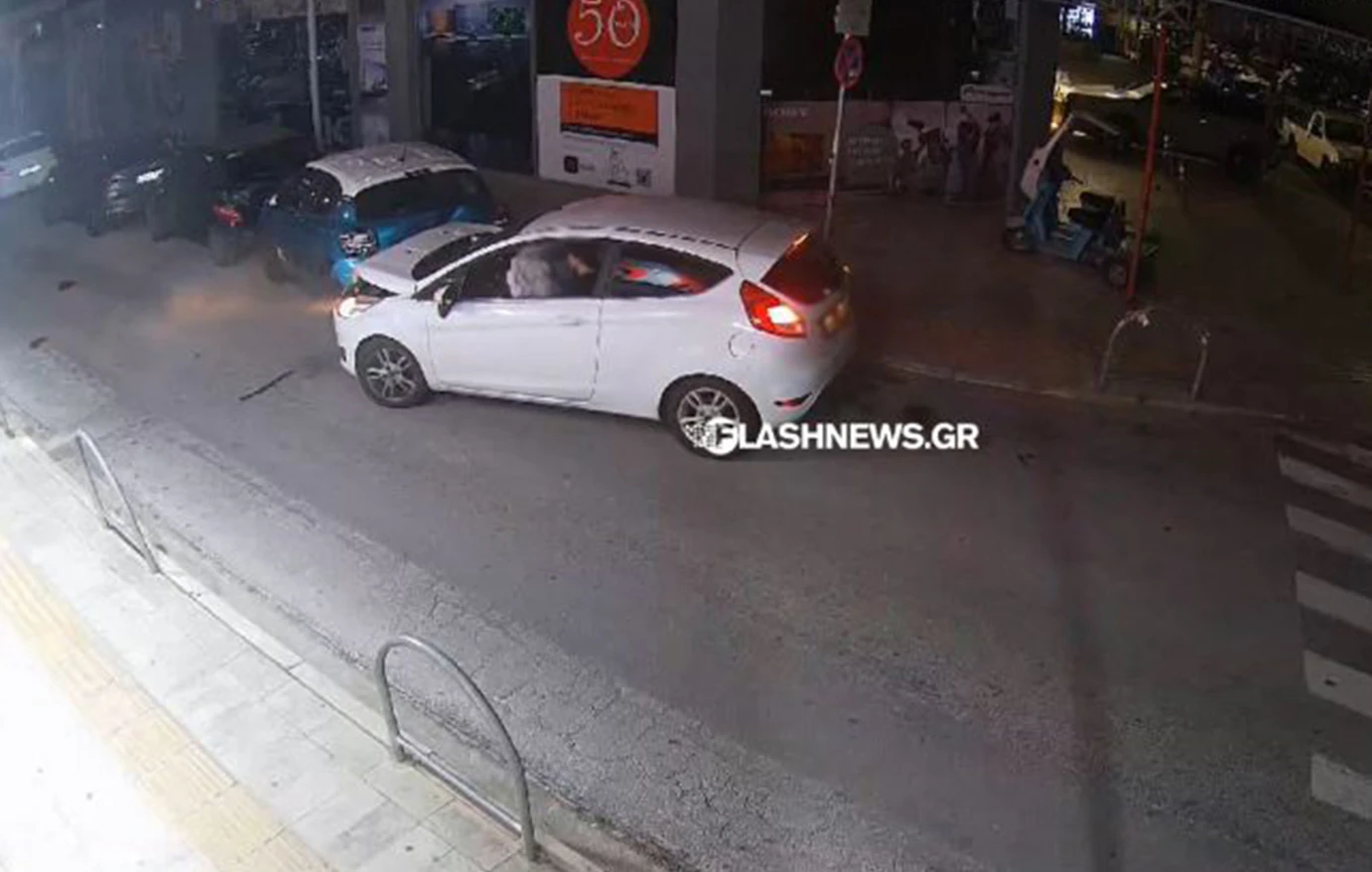 Δείτε βίντεο: Οδηγός στα Χανιά «κάρφωσε» το αυτοκίνητό του σε τρία σταθμευμένα οχήματα