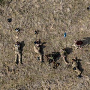 Απίστευτο πλήγμα: Ρωσική FAB-250 έπεσε σαν αστραπή και εξόντωσε όλους τους Ουκρανούς ενώ μπήκαν σε κτήριο (βίντεο)