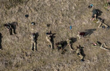 Απίστευτο πλήγμα: Ρωσική FAB-250 έπεσε σαν αστραπή και εξόντωσε όλους τους Ουκρανούς ενώ μπήκαν σε κτήριο (βίντεο)