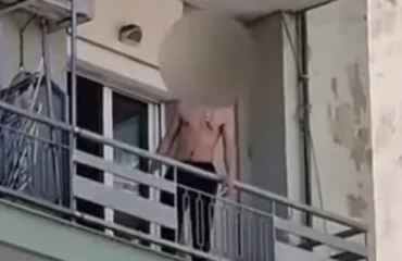 Δείτε βίντεο: Μανιασμένος φοιτητής στη Θεσσαλονίκη πετά αντικείμενα από το μπαλκόνι του – Απειλεί να αυτοκτονήσει