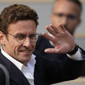 Αυτός είναι ο αδελφός του Ε.Μακρόν – Μοιάζουν «σαν δυο σταγόνες νερό» (φώτο – βίντεο)