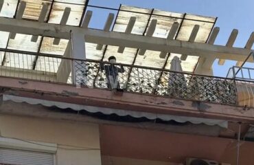 Θεσσαλονίκη: Ελεύθερη αφέθηκε η μητέρα του 5χρονου αγοριού που πετούσε αντικείμενα από τον 6ο όροφο