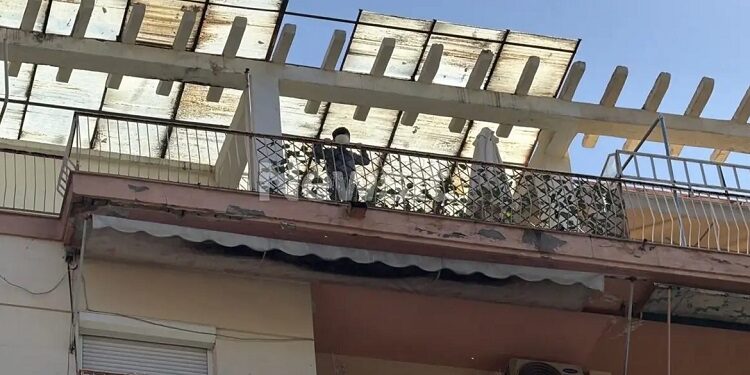 Θεσσαλονίκη: Ελεύθερη αφέθηκε η μητέρα του 5χρονου αγοριού που πετούσε αντικείμενα από τον 6ο όροφο