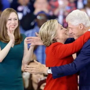 Έγγραφο του FBI εμπλέκει την οικογένεια Κλίντον σε πώληση αμερικανικού ουρανίου στην Ρωσία