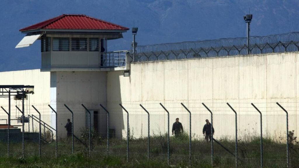 Φυλακές Τρικάλων: Συνελήφθη γυναίκα που είχε κρύψει ναρκωτικά μέσα σε παντόφλες (φώτο)