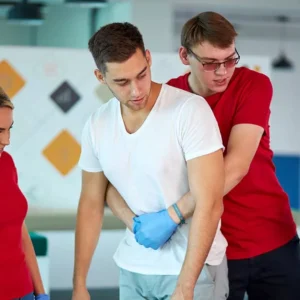 Θεσσαλονίκη: Ανήλικος έσωσε γυναίκα από βέβαιο πνιγμό σε εστιατόριο – Η θαυματουργή λαβή που ήξερε