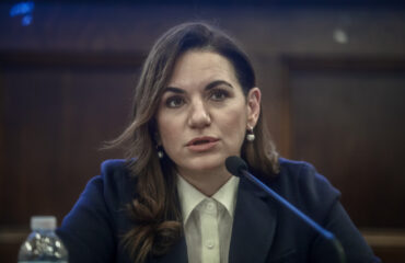 Στις… «Βερσαλλίες» κάποιοι γιορτάζουν με πάρτι-δήθεν έκπληξη- τα γενέθλια της υπουργού Τουρισμού Ο.Κεφαλογιάννη