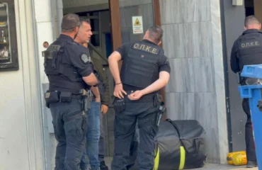 Θεσσαλονίκη: «Ταμπουρωμένος» ο 20χρονος – Ζήτησε να προσευχηθούν μαζί του, απαγγέλλοντας το «Πάτερ ημών»