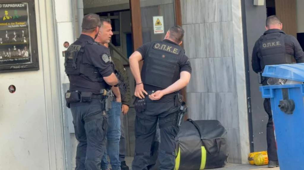 Θεσσαλονίκη: Η αστυνομία έβγαλε τελικά τον 20χρονο που ήταν «ταμπουρωμένος» σπίτι του (upd)