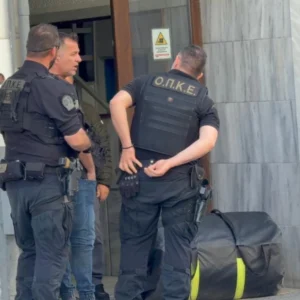 Θεσσαλονίκη: Η αστυνομία έβγαλε τελικά τον 20χρονο που ήταν «ταμπουρωμένος» σπίτι του (upd)