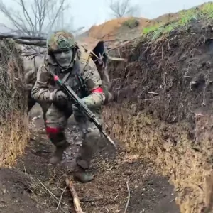 Ουκρανοί έστησαν ενέδρα θανάτου με drones και «βροχή» πυρών – Δείτε πώς την γλύτωσε Ρώσος στρατιώτης (βίντεο)