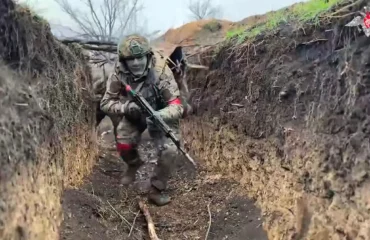 Ουκρανοί έστησαν ενέδρα θανάτου με drones και «βροχή» πυρών – Δείτε πώς την γλύτωσε Ρώσος στρατιώτης (βίντεο)