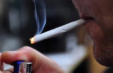 Αστυνομικός βρήκε τον μπελά του με κρατούμενο επειδή του έσβησε το τσιγάρο: Του μάτωσε τα χείλη από το ξύλο