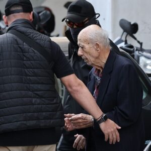 «Δεν παίρνεις το νόμο στα χέρια σου – Σωστή η απόφαση»: Τι λέει η κόρη του 89χρονου για την προφυλάκισή του