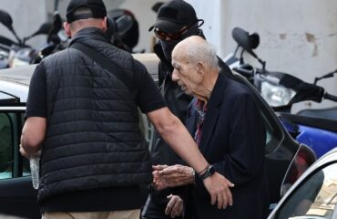 «Δεν παίρνεις το νόμο στα χέρια σου – Σωστή η απόφαση»: Τι λέει η κόρη του 89χρονου για την προφυλάκισή του