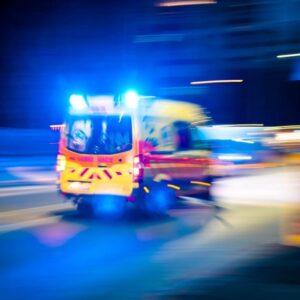 Πάτρα: Οδηγός αυτοκινήτου χτύπησε μηχανή με μητέρα και ανήλικο παιδί και τους εγκατέλειψε