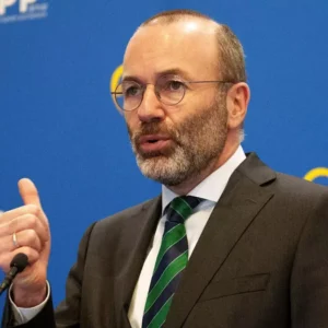 Πώς η ΝΔ «τακτοποιούσε» τα δικά της παιδιά ακόμα και μέσα στην ΕΕ – Ο ρόλος του Μάνφρεντ Βέμπερ
