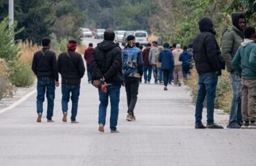 Κρήτη: Μετανάστες περιφέρονται  προσπαθώντας να εντοπίσουν κάποιον υπεύθυνο για να δηλώσουν την άφιξή τους!
