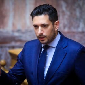 Κ.Κυρανάκης: Με γάντια και βούρτσα καθάρισε γκράφιτι από τον σταθμό ΗΣΑΠ στον Ταύρο (βίντεο)