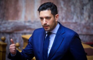 Κ.Κυρανάκης: Με γάντια και βούρτσα καθάρισε γκράφιτι από τον σταθμό ΗΣΑΠ στον Ταύρο (βίντεο)