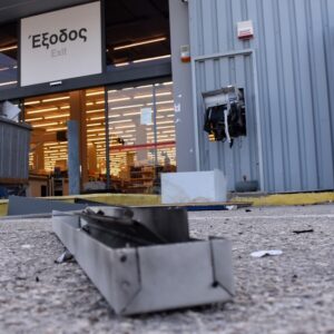 Βίντεο: Η στιγμή που άγνωστοι ξηλώνουν το ΑΤΜ, το βάζουν στην καρότσα αγροτικού και γίνονται «καπνός»