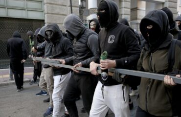 Μέλη του Ρουβίκωνα βανδάλισαν την πολυκατοικία που διαμένει η καθηγήτρια του ΕΚΠΑ Β.Νικολαΐδου – Κυριανίδου