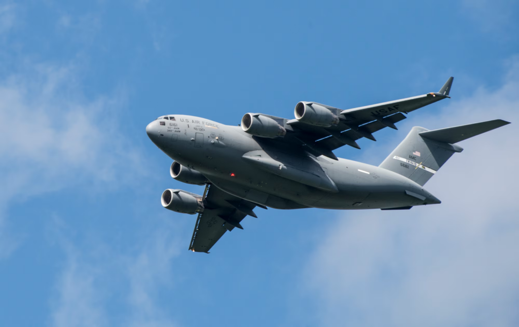 Αμερικανικό στρατιωτικό C-17 Globemaster III προσγειώθηκε στο Πεκίνο