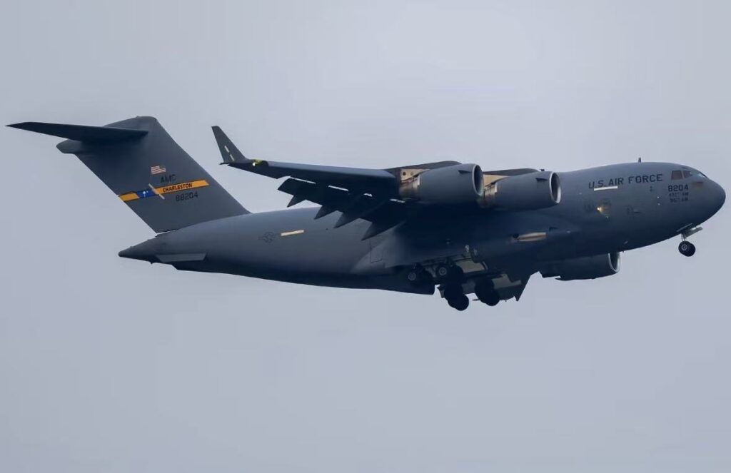 Αμερικανικό C-17 προσγειώθηκε στο Πεκίνο ενόψει της επίσκεψης Τραμπ