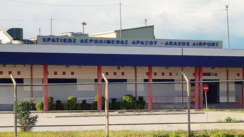 Άραξος: Κατέρρευσε σκάλα επιβίβασης αεροσκάφους – Σε χειρουργική επέμβαση υποβλήθηκε δημοσιογράφος